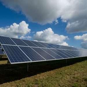 Instalaciones de paneles solares, asesoría de disminución de costos de energía y cruce de cuentas con A-IRE para la energía sobrante