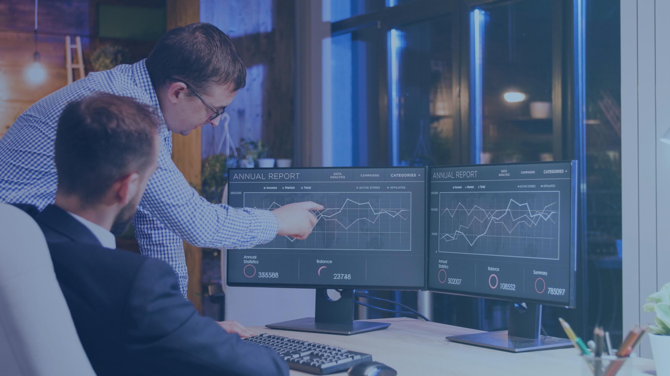 companeros-trabajando-tarde-oficina-lbackground