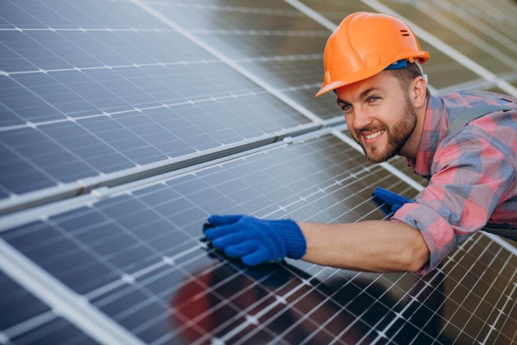 Trabajador-masculino-instalando-paneles-solares